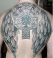 krzyż celtycki i skrzydła tatuaże na plecach
