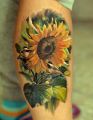 słonecznik tatuaż na łydce