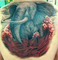 duży słoń tatuaż na plecach