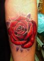 czerwona róża tatuaż na ręce