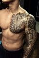 plemienny tatuaż na ramieniu