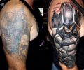 batman tatuaż na ramieniu
