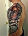 tatuaż 3d pancerz na ramieniu