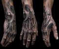 biomechaniczny tatuaż na dłoni