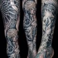 meduza tatuaże na nodze