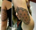 geometryczne tatuaże na ręce kobiety