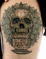 czaszka tatuaż na biodrze