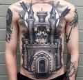 zamek tatuaż na brzuchu