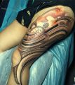 maoryski tatuaż na udzie