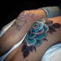 tatuaże na kolanach róże