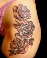 trzy róże tatuaże na biodrze