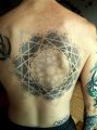 geometryczne tatuaże na plecach gwiazda