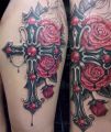tatuaże krzyże i róże
