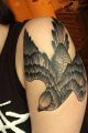 ptak w locie tatuaż na ramieniu