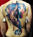 duży wieloryb tatuaż na plecach
