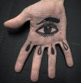 oko tatuaż na dłoni