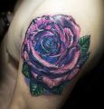 fioletowa róża tatuaż na żebrach