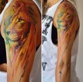 lew tatuaż na ramieniu