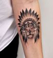 lew z pióropuszem tatuaż na ręce