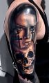 kobieta z tatuażami krzyżami i czaszka