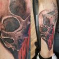 czaszka na nodze tatuaż
