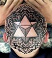 trójkąty tatuaże na głowie