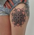 kwiatek tatuaż symetryczny na udzie