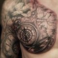 mapa i kompas tatuaże na klatce piersio