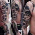 tatuaże czaszki na męskim ramieniu