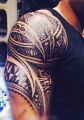 polinezyjski wzór tatuażu na ramieniu