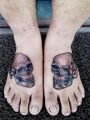 dwie czaszki tatuaże na stopach