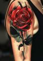 ładna czerwona róża tatuaż na ramien