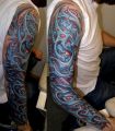 biomechaniczne niebieskie tatuaże na r