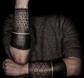 czarne geometryczne tatuaże na rękach