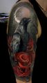 kruk i róże mroczne tatuaże