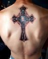 krzyż tatuaż na plecach 54