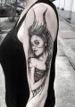tatuaż z dziewczyną na ramieniu