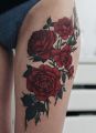 róże tatuaże na udzie dla kobiet