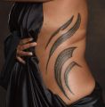 polinezyjskie tatuaże na żebrach
