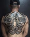 tatuaże plemienne na plecach