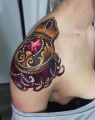tatuaże na ramieniu kobiety