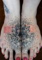 geometryczne tatuaże na stopach