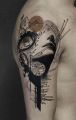 abstrakcyjne tatuaże na ramieniu