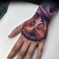 kosmiczne tatuaże na dłoni