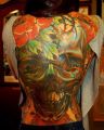 kolorowa czaszka tatuaż na plecach