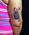 mała sowa tatuaż na ręce