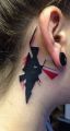 tatuaż za uchem dla kobiety