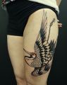 ptak na udzie kobiecym - tatuaż