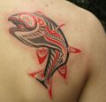 ryba - tatuaż na łopatce