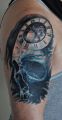 czaszka i zegar tatuaż na ramieniu